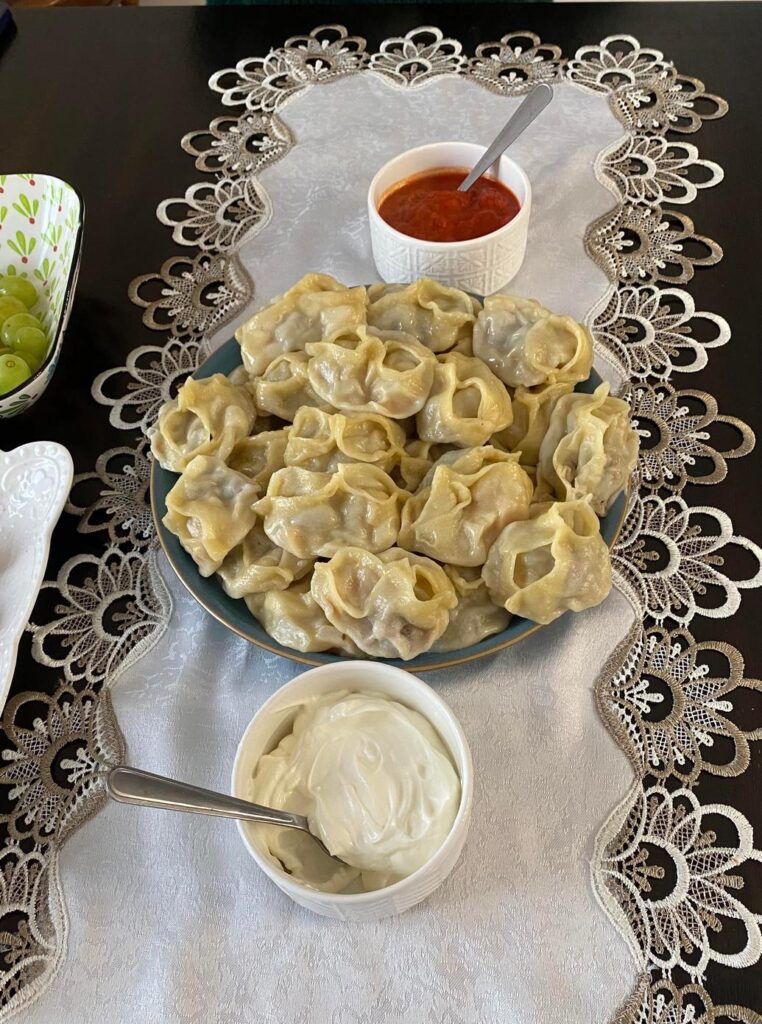 マントゥと二色のソースが並ぶ食卓