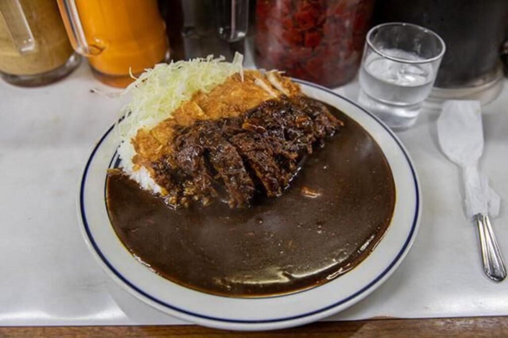 カツカレーと千切りキャベツ