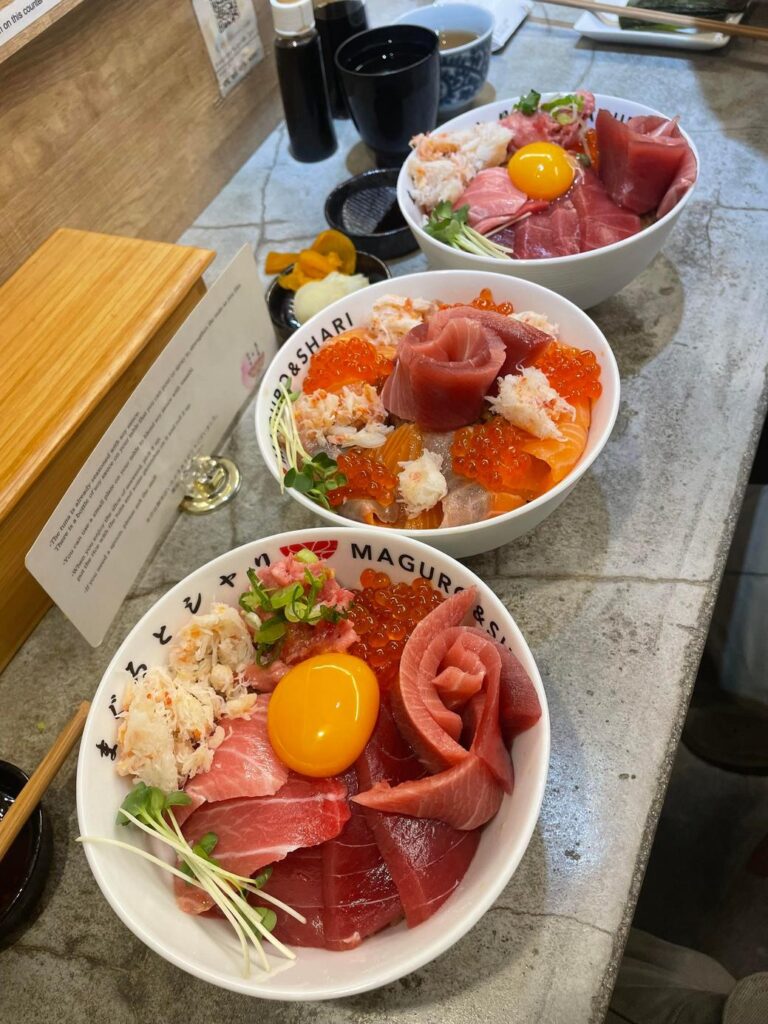 カウンターに並ぶ三杯の豪華な海鮮丼