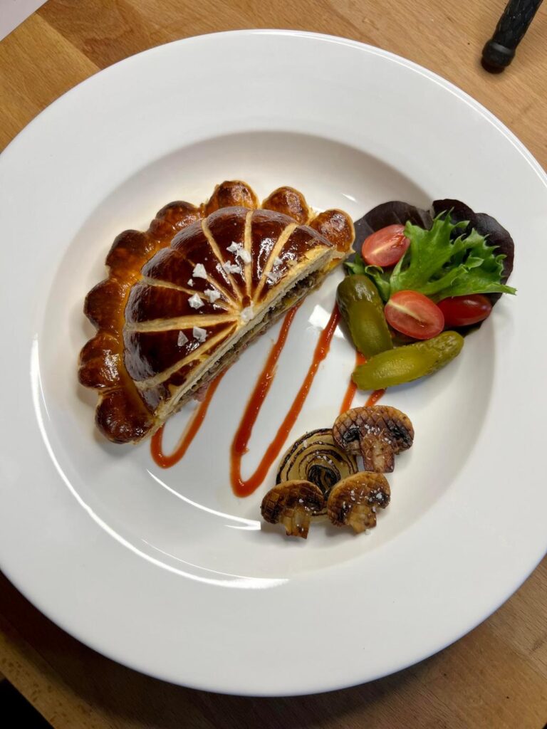 皿に盛られたパイ包み焼きと野菜の料理