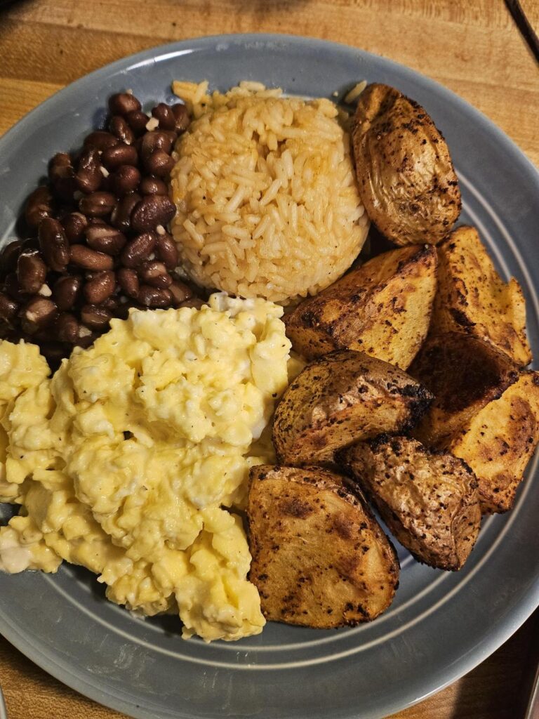 豆とご飯と卵とポテトのワンプレート