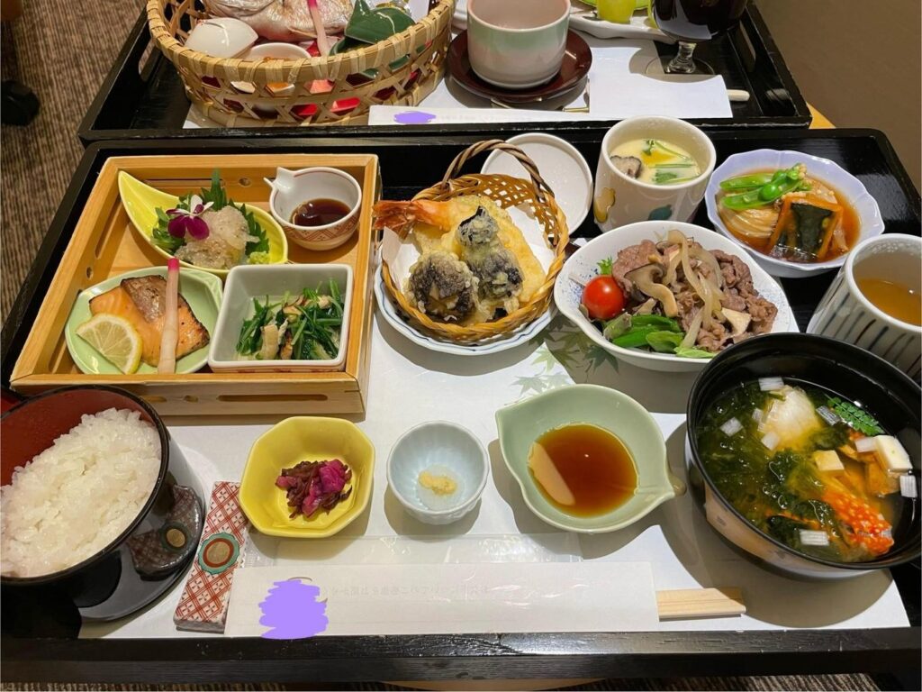 お盆に並んだ豪華な和食の御膳
