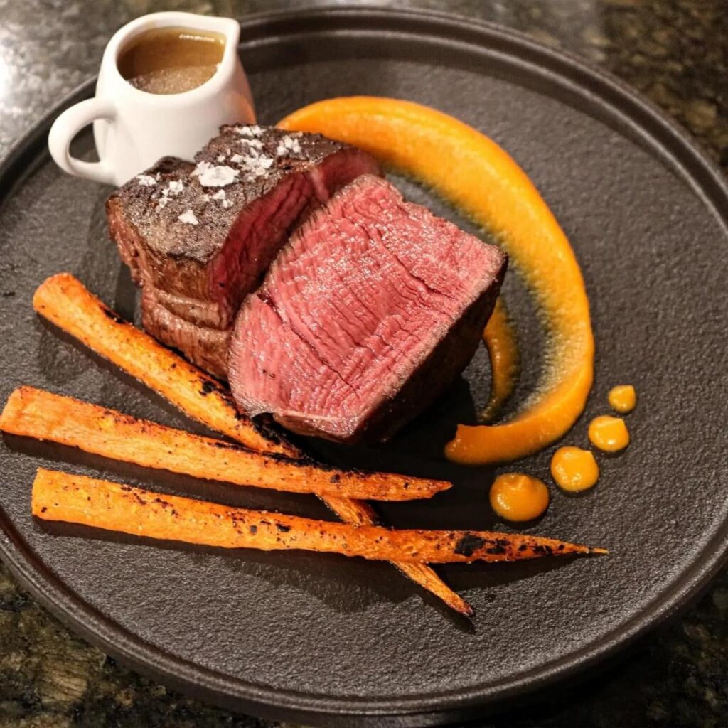 ステーキと焼き人参の豪華な盛り付け