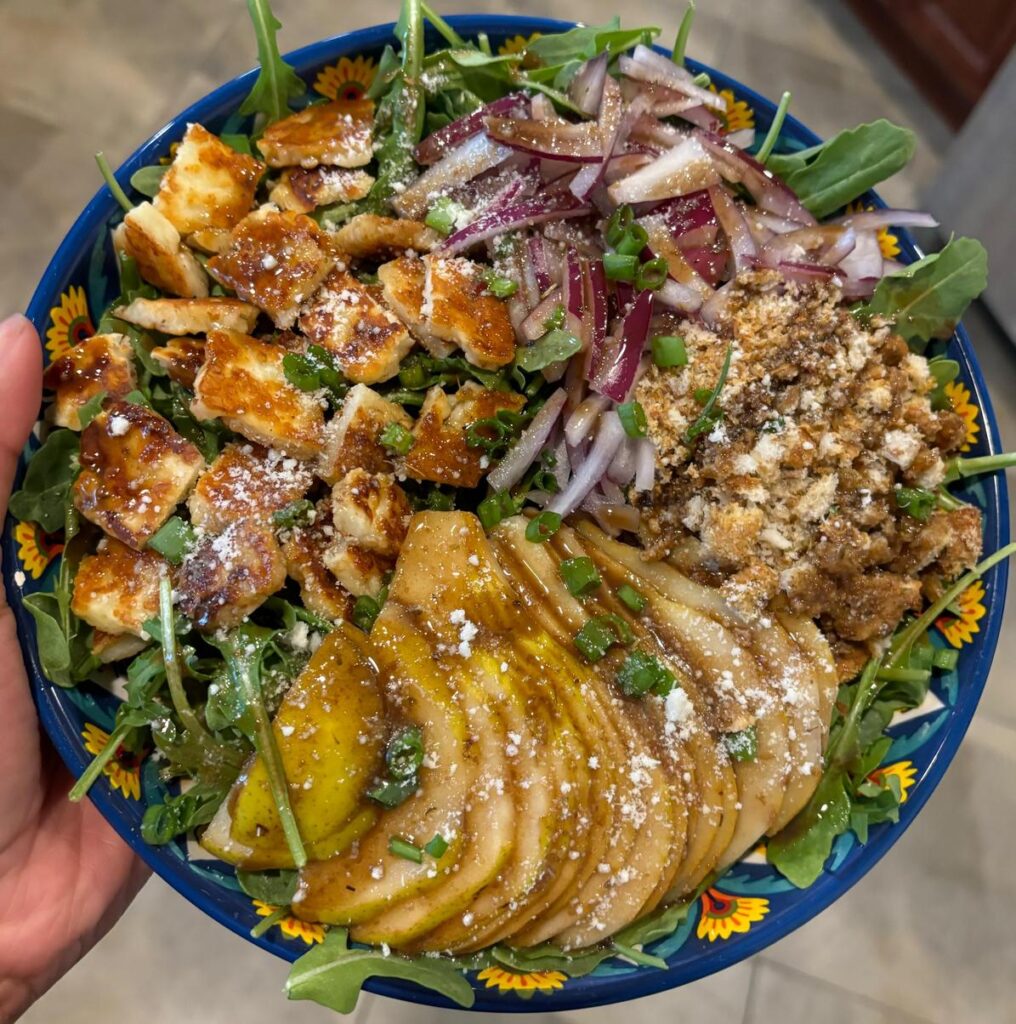 梨と焼きチーズが入った彩り豊かなサラダ