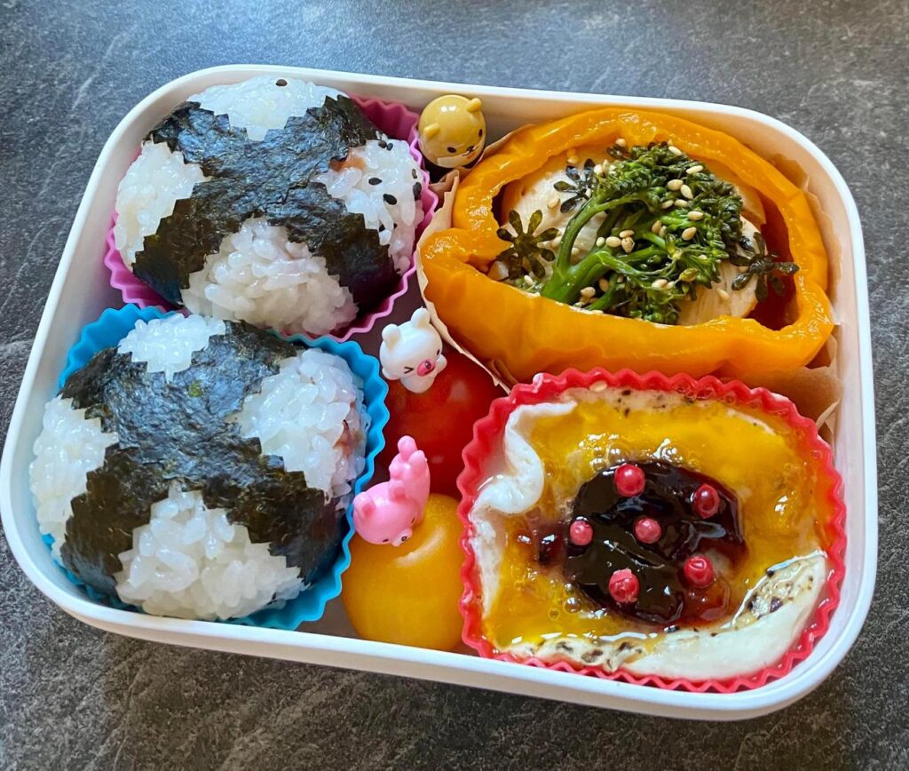 彩り豊かなおにぎりとおかずのお弁当
