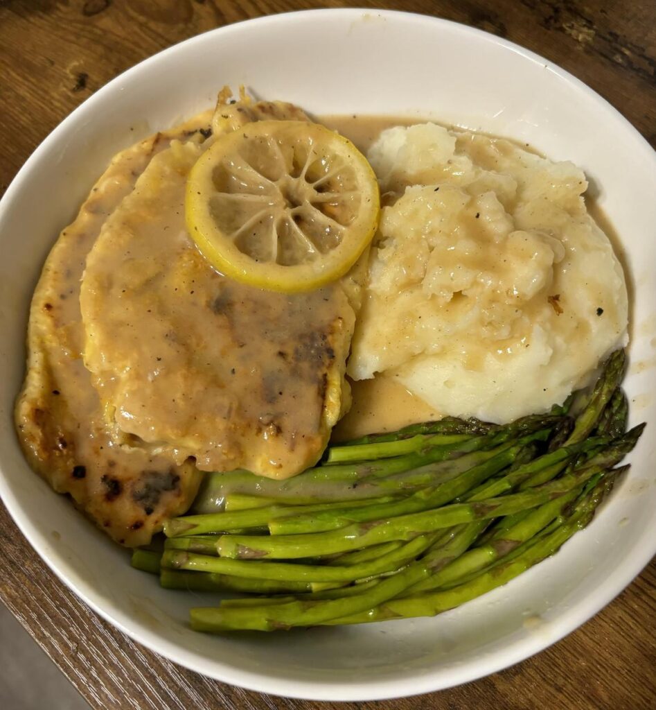 鶏肉ソテーとマッシュポテトとアスパラ
