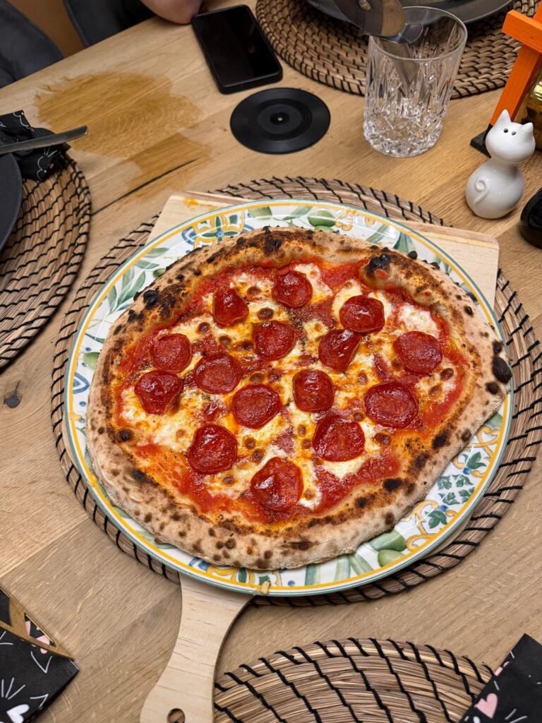 テーブルに置かれたペパロニピザ