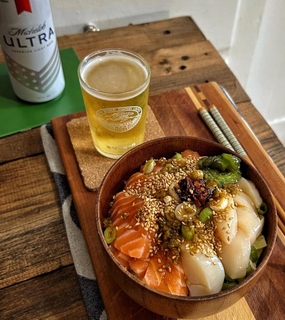 美味しそうな海鮮丼と冷えたビール