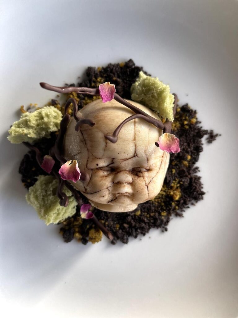 人形の頭を模した不気味なデザート