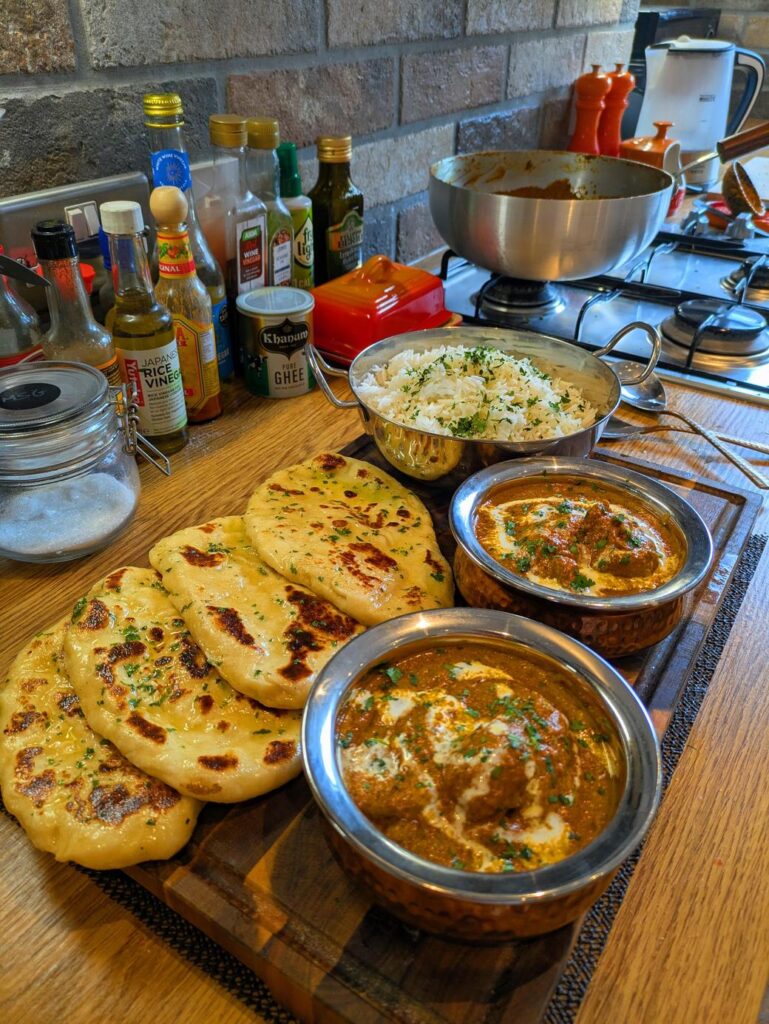 木製ボードの上のカレーとナンとライス