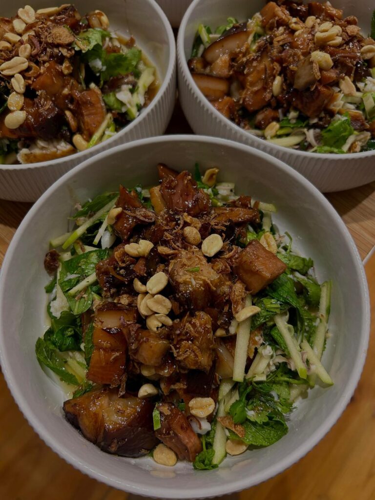 白い器に盛られた肉と野菜の料理