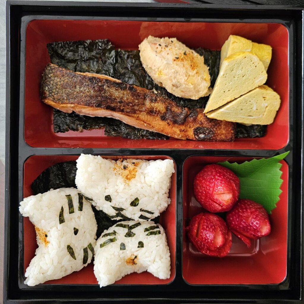 猫のおにぎりと焼き鮭が入ったお弁当