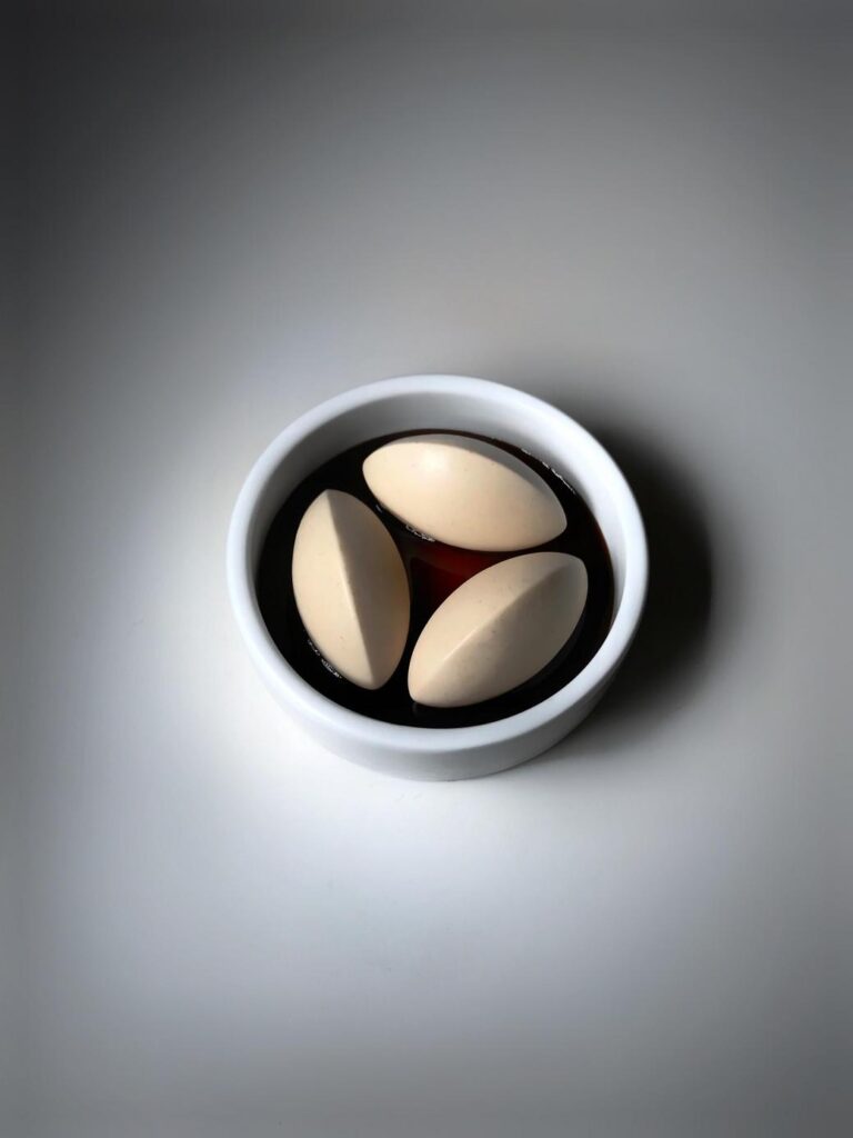 白い器に盛られた三つのクネルとソース