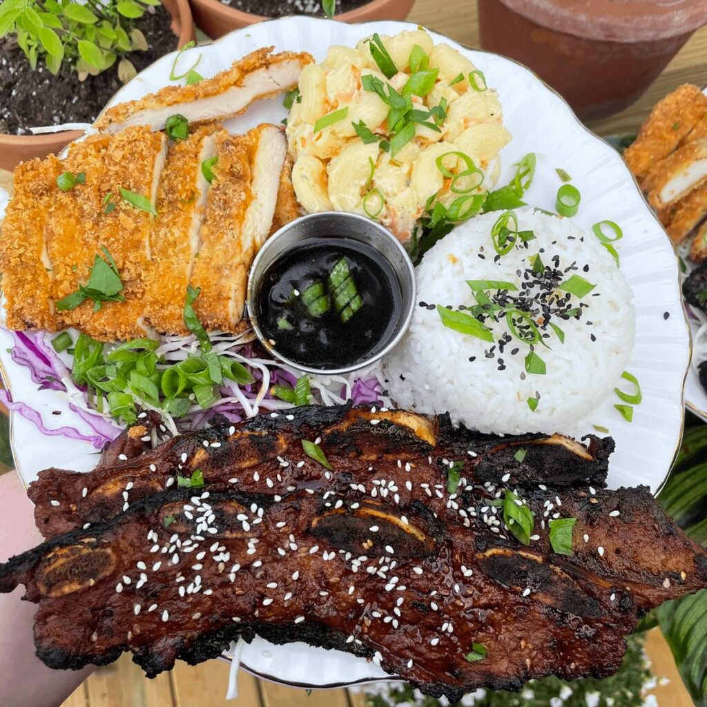 豪華なハワイアンプレートランチ