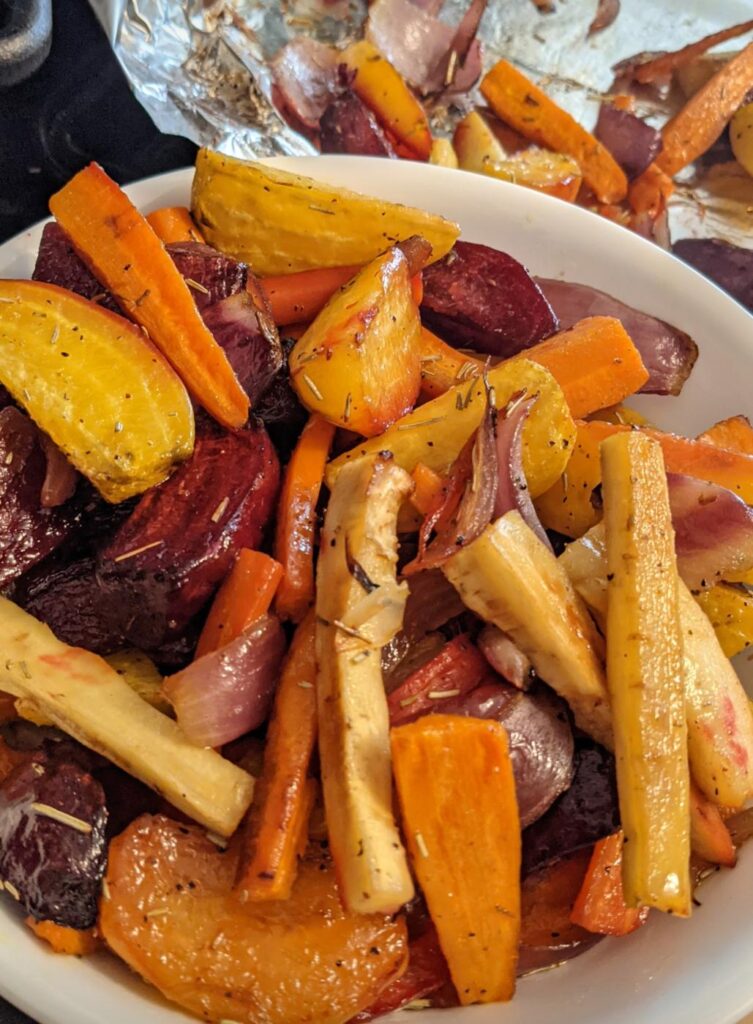 ボウルに盛られた彩り豊かな根菜のロースト