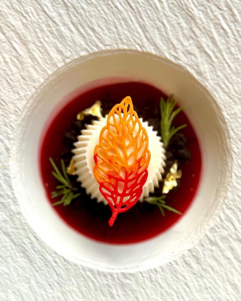 白い器に盛られた芸術的なデザート