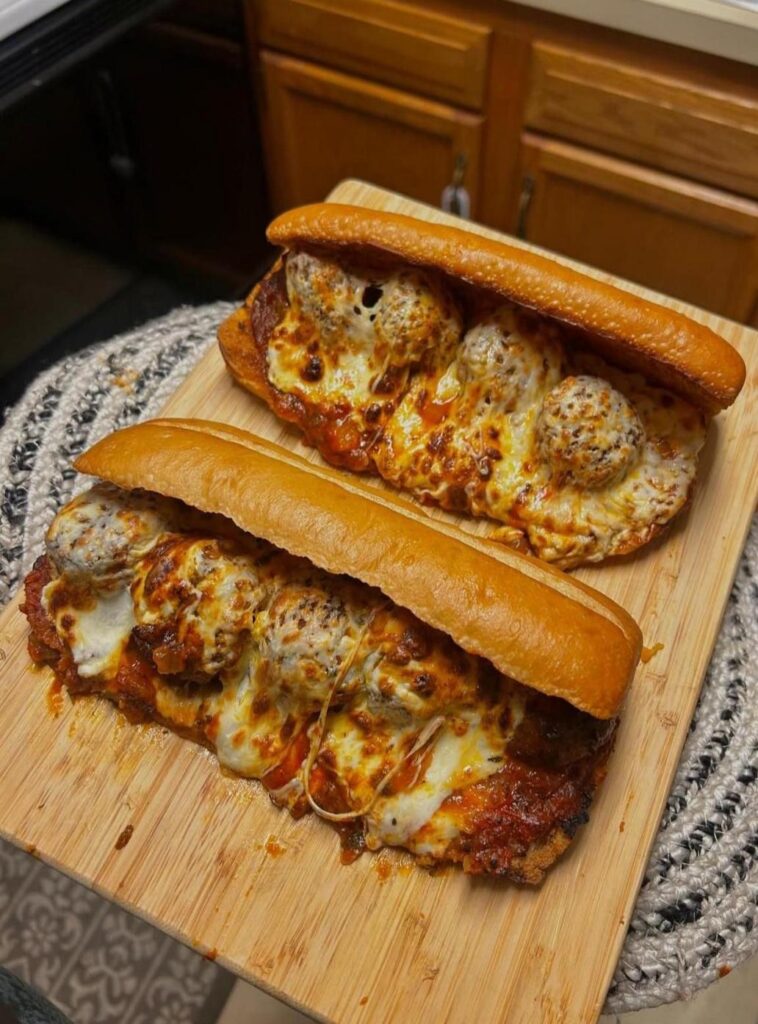 まな板の上のミートボールサンド2つ