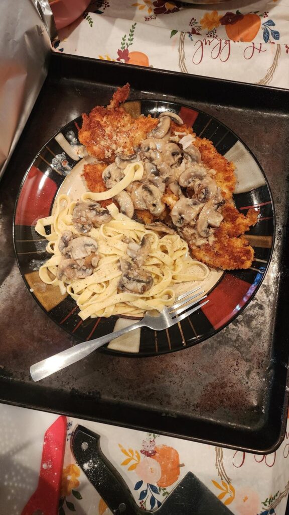 きのこソースのチキンカツとパスタの皿