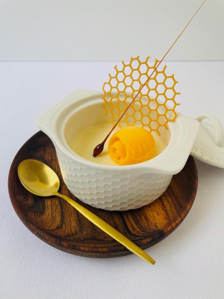 ハチの巣模様の器に入った黄色いデザート