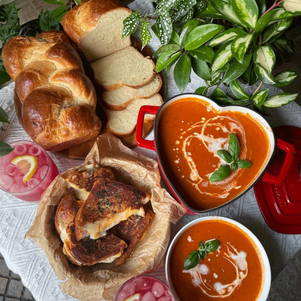 トマトスープとパンが並ぶ美味しそうな食卓