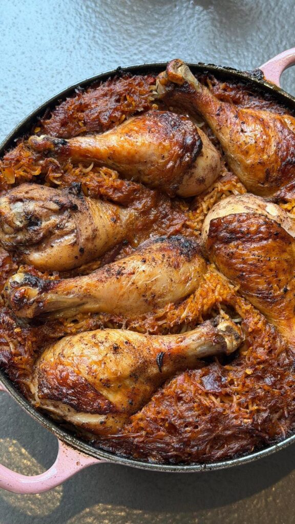 鍋いっぱいの鶏肉と赤い炊き込みご飯