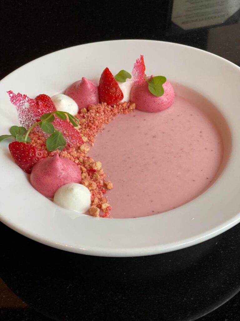 盛り付けが美しいピンク色のイチゴスイーツ