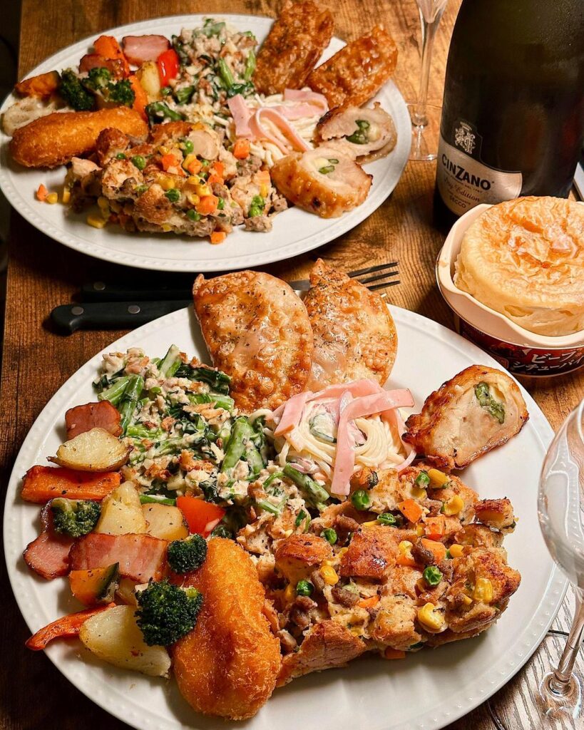 豪華な洋食とワインが並ぶ食卓