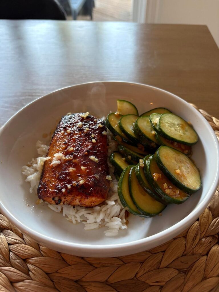 湯気が立つ魚とズッキーニのご飯