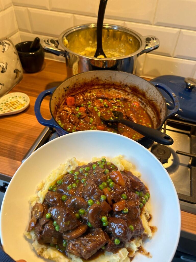 マッシュポテトに盛られた具沢山のシチュー