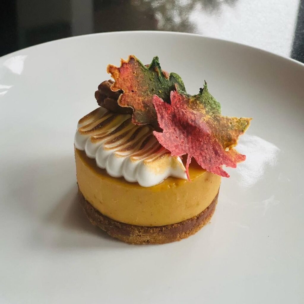 紅葉の飾りが載ったかぼちゃのケーキ