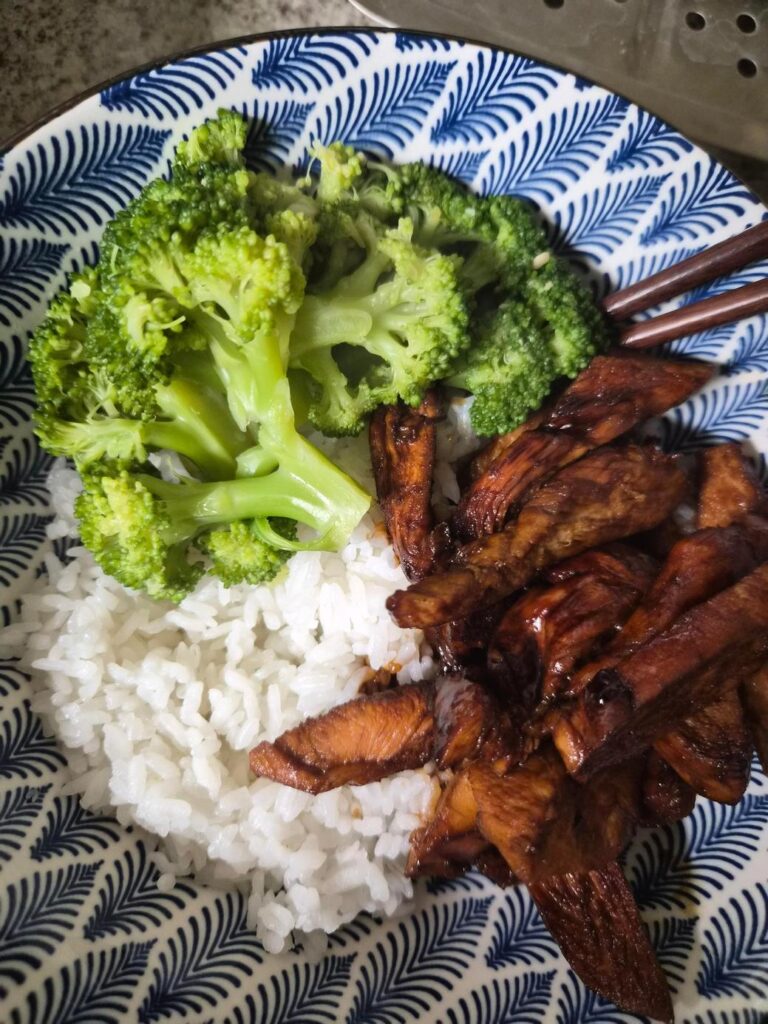 ブロッコリーと鶏肉の照り焼きと白米