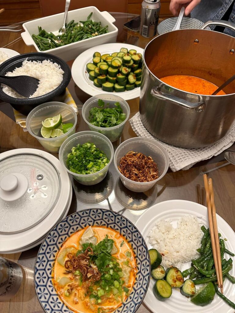 テーブルに並ぶ豪華なタイ料理の夕食