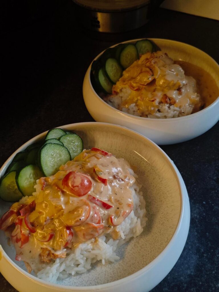 白いボウルに盛られた二つのご飯料理